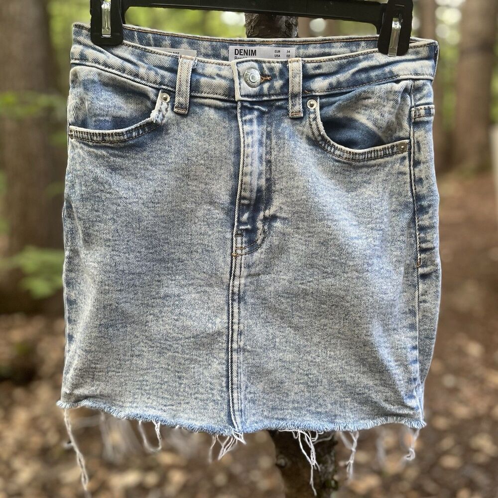 Bershka Raw Hem 90s 14 in Mini High Rise Stretch Denim Jean Skirt Womens 2 Blue